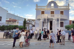 Veïns i veïnes visiten el Xalet i l’exposició muntada a l’interior de l’immoble