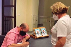 Vicent Chulvi signa a una veïna de Rafelbunyol un exemplar  de Brillarás en el cielo, reina