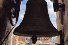 Una de les campanes d’Alfara, amb vistes al fons del carrer Major del poble