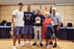 Amalio Herraiz amb el Premi Farnals, al centre de la foto, junt amb la família  Muedra