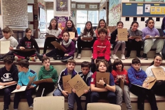 L’alumnat de cinqué de primària del CEIP Anna Lluch rep el lot de llibres de la campanya ‘El Passeig Morat de Mussi’