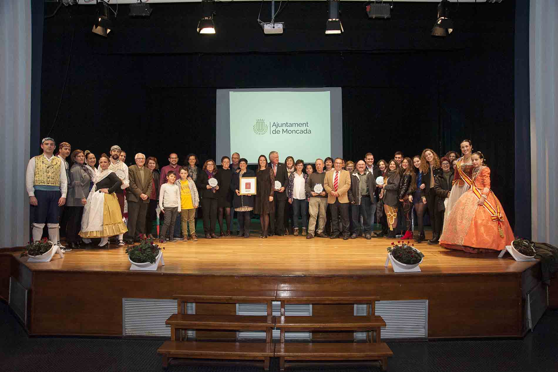 Col·lectius i persones guardonades per la seua tasca de promoció lingüística durant la Gala de la I Setmana de les Lletres de Moncada