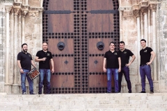 Membres del Grup de Cant Valencià a la portadel monestir del Puig de Santa Maria