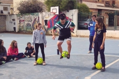 Paloma Freestyle ensenya trucs amb el baló a l’alumnat de 6é