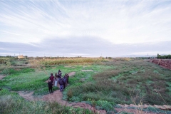 Un dels grups recorre el llit del barranc del Carraixet en l’observació d’aus