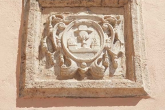 Escut del Patriarca col·locat a la façana del castell d'Alfara