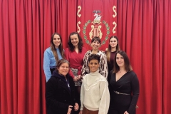 D’esquerra a dreta i de dalt a baix: Thais Ubach (vicepresidenta 2ª), Berta del Río (presidenta), Teresa Sapiña (vicepresidenta 1ª), Marta Mossi (secretària). Baix: María Victoria Hernández (directora de la Coral Julio Ribelles), Sofía Zarzoso (directora de la Banda) i Mireia Járrega (directora de l’Escola)