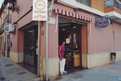 Juani Alcaina a la porta del Forn Sant Josep