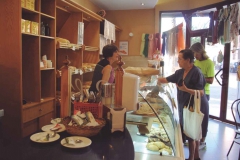 Juani despatxa les clientes que cada matí compren el pa al Forn Sant Josep