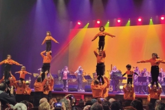 La Jove Muixeranga de València fent castellets a la platea del Teatre Principal durant la interpretació de ‘Les Parrandes’