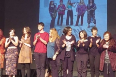 El Grup Carraixet, envoltat de familiars i amistats, en finalitzar l’aniversari al Teatre Principal de València