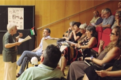 Roser Santolària repassa amb el públic els articles de la revista