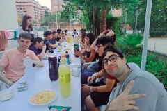 Taulada de Corresponsals a punt de sopar després de compartir la vesprada de jocs a la platja