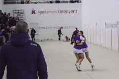 Marta i Irene celebren la victòria amb una abraçada