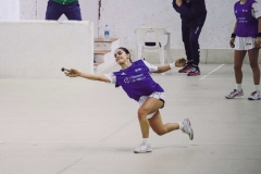 Marta fa una carxotada a l’aire a la pilota en un instant de la partida final de la Copa de Raspall