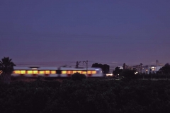 Metro a poqueta nit travessant l’horta