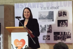 L ‘alcaldessa de Montcada davant d’un dels panells de l’exposició