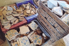 Caixes de taronja on han estat guardades les rajoles medievals durant 50 anys