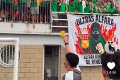 Captura del vídeo de TikTok dels  epuls amb el Club  de Futbol Base d’Alfara, que compta amb 11 milions de visualitzacions