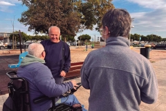 Tere acompanya a Sergio, un dels usuaris del servei a Alfara, a fer un passeig pel poble