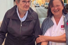 Rosario, usuària del servei, amb Carmen, una de les membres de l’equip