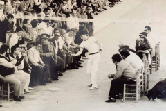 El pilotari Pepet a la ferida davant  els postors en el 
 trinquet ‘Tio Pena’