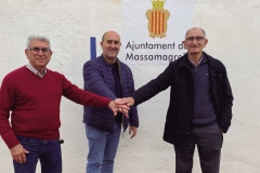 L’alcalde de  Massamagrell, Paco Gómez, celebra amb Manolo i Enrique la compra del ‘Tio Pena’, que ja és de titularitat  municipal 
Manolo i Enrique 
la compra del 
‘Tio Pena’, 
que ja és de
titularitat 
municipal