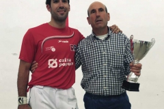 Víctor amb el seu pare, Enrique Bueno, que l’acompanya a totes les partides