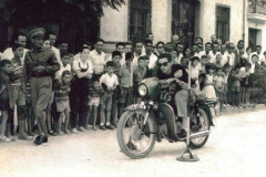 Pepe Casany en una de les gimcanes de Montcada que es feien al carrer Major durant les festes