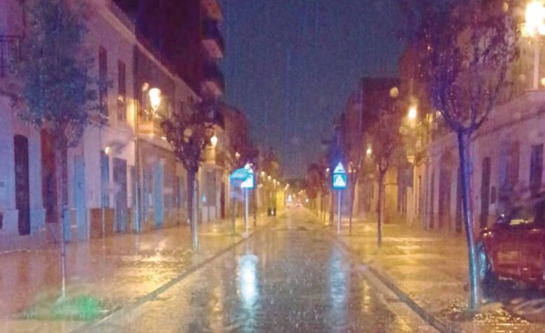 Pluja intensa al carrer Major d’Albalat dels Sorells la vesprada del passat 29 de setembre, quan es va declarar l’alerta roja
