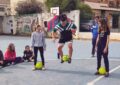 Paloma Freestyle ensenya trucs amb el baló a l’alumnat de 6é