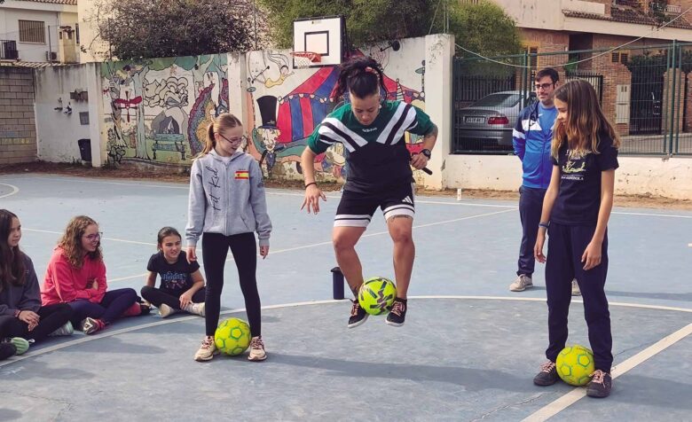 Paloma Freestyle ensenya trucs amb el baló a l’alumnat de 6é