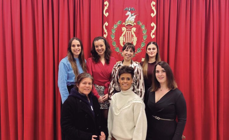 D’esquerra a dreta i de dalt a baix: Thais Ubach (vicepresidenta 2ª), Berta del Río (presidenta), Teresa Sapiña (vicepresidenta 1ª), Marta Mossi (secretària). Baix: María Victoria Hernández (directora de la Coral Julio Ribelles), Sofía Zarzoso (directora de la Banda) i Mireia Járrega (directora de l’Escola)