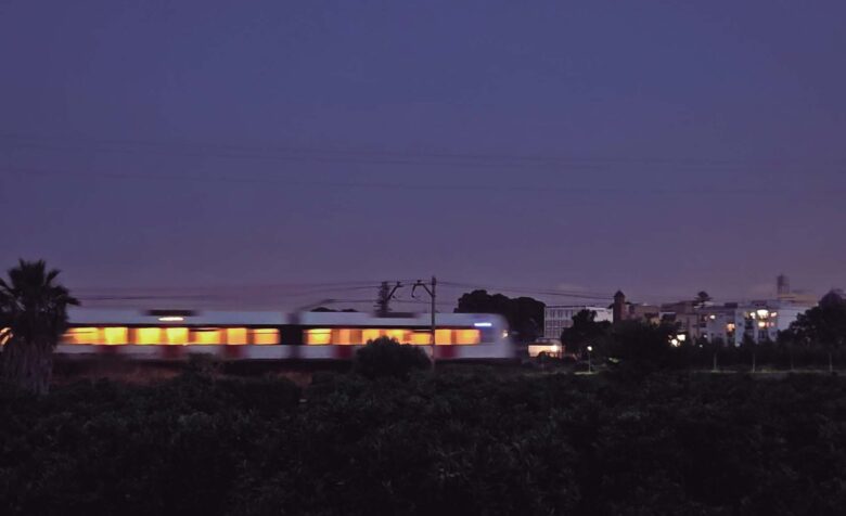 Metro a poqueta nit travessant l’horta