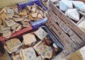 Caixes de taronja on han estat guardades les rajoles medievals durant 50 anys
